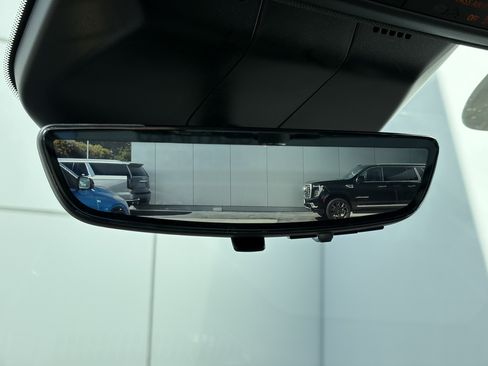 Certified 2025 Cadillac Escalade ESV Premium Luxury AWD/4WD image 17
