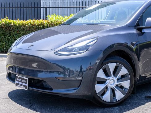Used 2024 Tesla Model Y Long Range AWD/4WD image 16