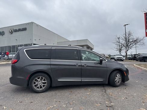 Used 2020 Chrysler Pacifica Touring-L image 5