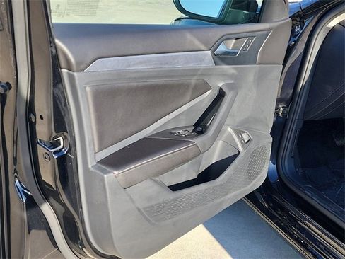 Used 2024 Volkswagen Jetta SE image 9