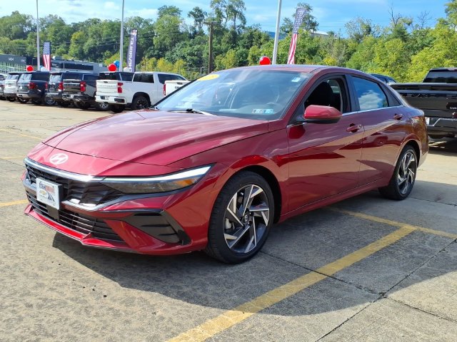 Used 2025 Hyundai Elantra SEL FWD image 4