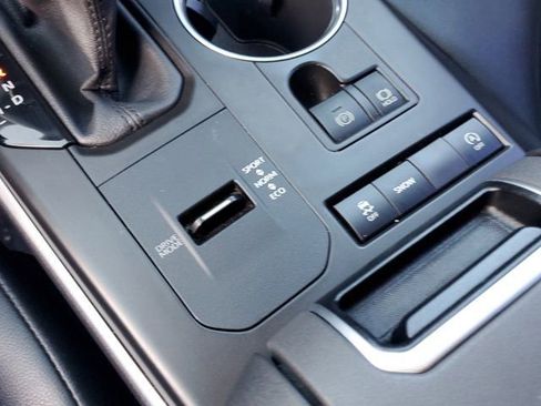 Used 2021 Toyota Highlander XLE image 24