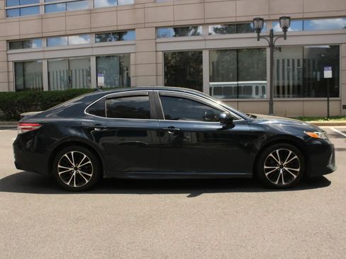 Used 2019 Toyota Camry SE FWD image 11
