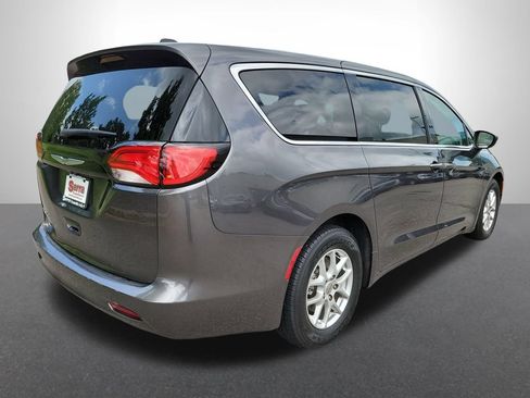 Used 2023 Chrysler Voyager LX FWD image 4
