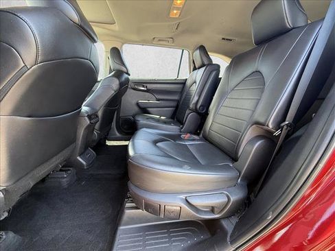 Used 2022 Toyota Highlander XLE FWD image 21