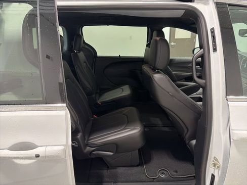 New 2026 Chrysler Pacifica Select image 18