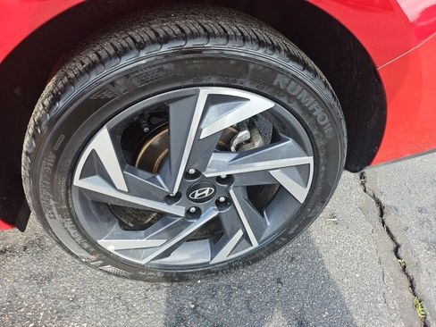 Certified 2025 Hyundai Elantra Sport image 17