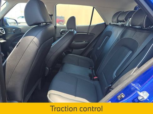 Used 2023 Hyundai Venue Limited FWD image 11