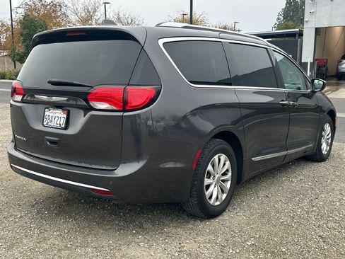 Used 2019 Chrysler Pacifica Touring-L image 3