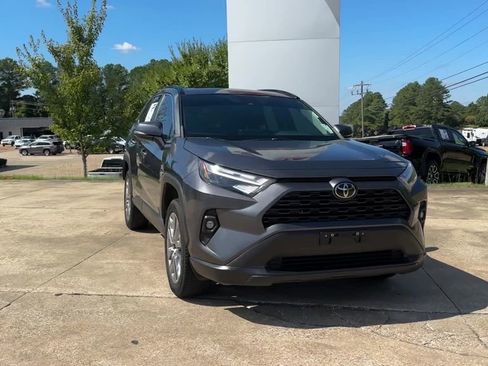 Used 2022 Toyota RAV4 XLE Premium image 8