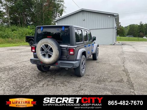 Used 2023 Jeep Wrangler Unlimited Sahara AWD/4WD image 5