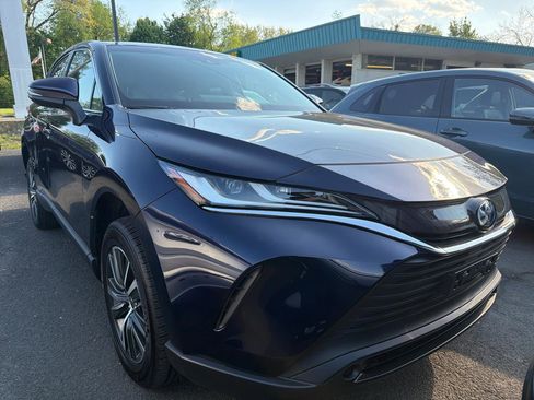 Used 2023 Toyota Venza LE AWD/4WD image 3