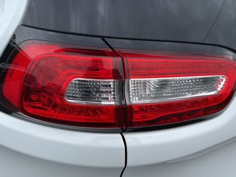 Used 2018 Jeep Cherokee Limited AWD/4WD image 29