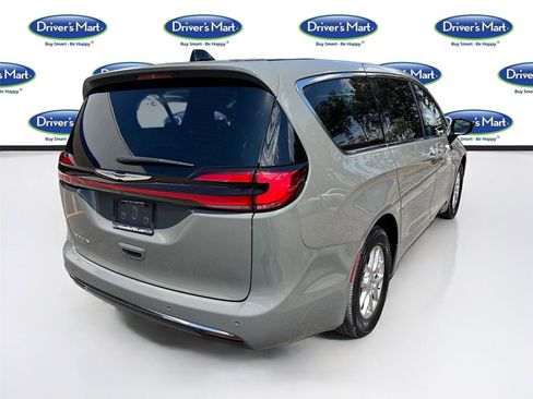 Used 2025 Chrysler Pacifica Select FWD image 7