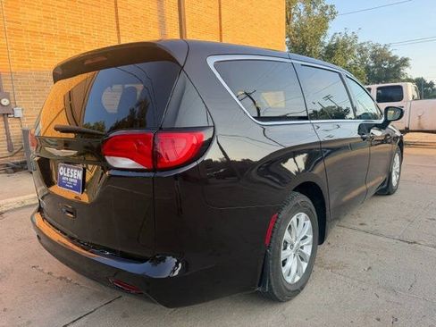 Used 2017 Chrysler Pacifica Touring w/ Tire & Wheel Group FWD image 4