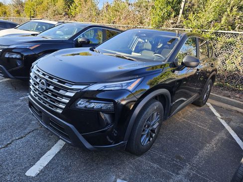 Used 2024 Nissan Rogue S image 3