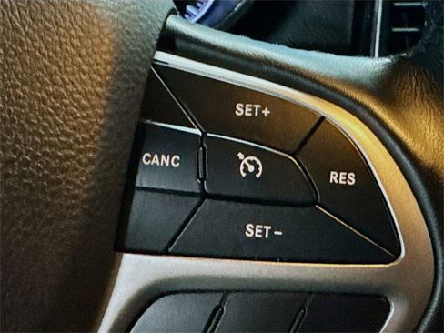 Used 2020 Jeep Grand Cherokee Altitude image 17