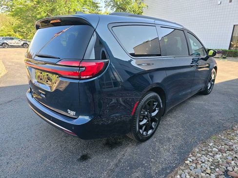 Used 2024 Chrysler Pacifica Touring-L w/ S Appearance Package FWD image 6