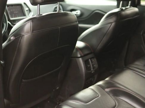 Used 2019 Jeep Cherokee Trailhawk AWD/4WD image 33