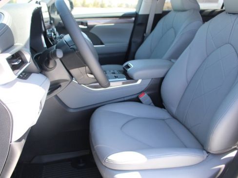 New 2026 Toyota Highlander Platinum AWD/4WD image 10