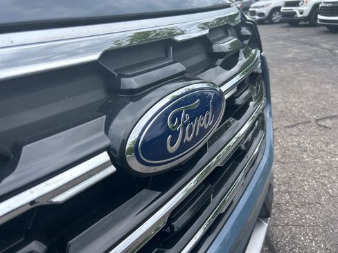 Used 2025 Ford Explorer Active AWD/4WD image 29