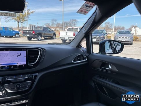 Used 2025 Chrysler Pacifica Select image 54