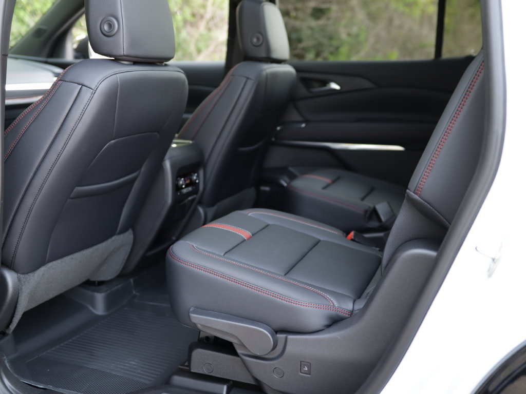 New 2026 Chevrolet Traverse RS w/ LPO, Floor Liner Package AWD/4WD image 32