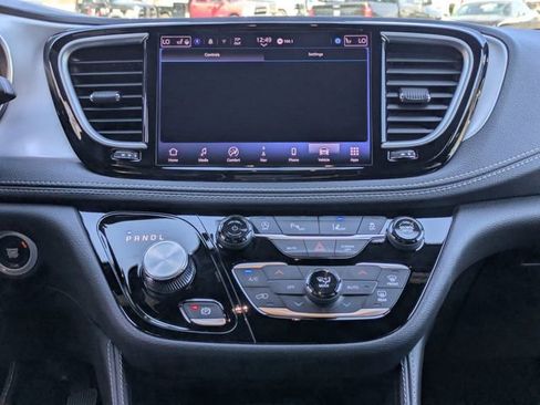 Used 2025 Chrysler Pacifica Limited FWD image 19