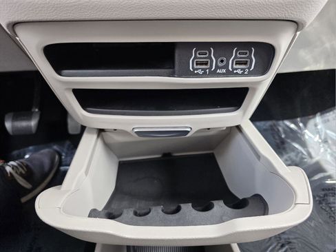 Used 2024 Chrysler Pacifica Touring-L image 25