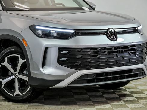 Certified 2025 Volkswagen Tiguan SE w/ Panoramic Sunroof Package AWD/4WD image 2
