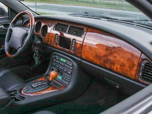 Used 2001 Jaguar XK8 Convertible image 33