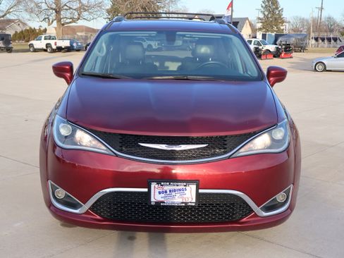 Used 2019 Chrysler Pacifica Touring-L image 2