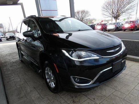 Used 2018 Chrysler Pacifica Limited w/ Tire & Wheel Group image 3