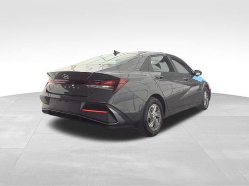 Used 2024 Hyundai Elantra SE FWD image 4