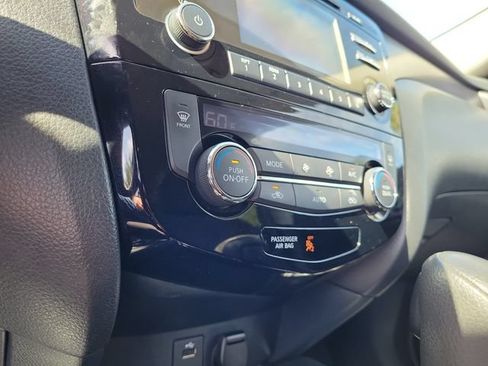 Used 2016 Nissan Rogue SV FWD image 30