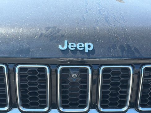 Used 2023 Jeep Grand Cherokee Overland w/ Advanced Protech Group III AWD/4WD image 39