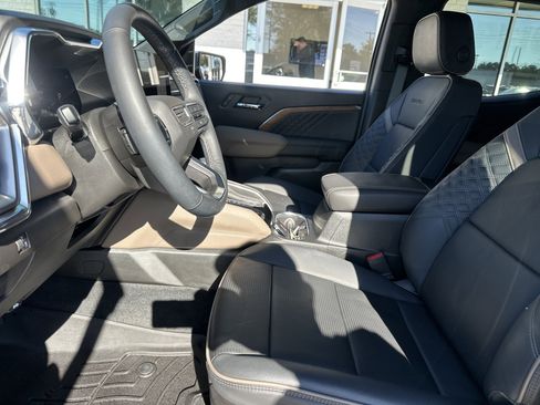 Used 2024 GMC Canyon Denali image 10