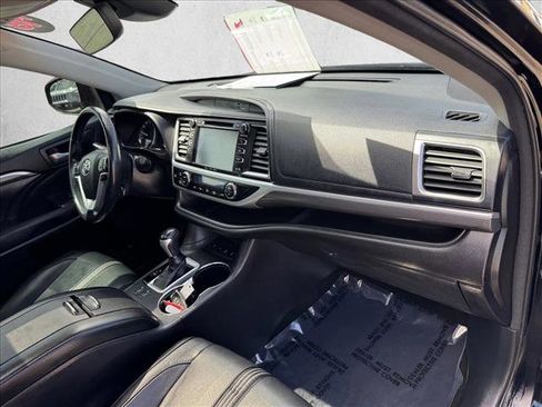 Certified 2018 Toyota Highlander SE w/ Carpet Mat Package (TMS) AWD/4WD image 20