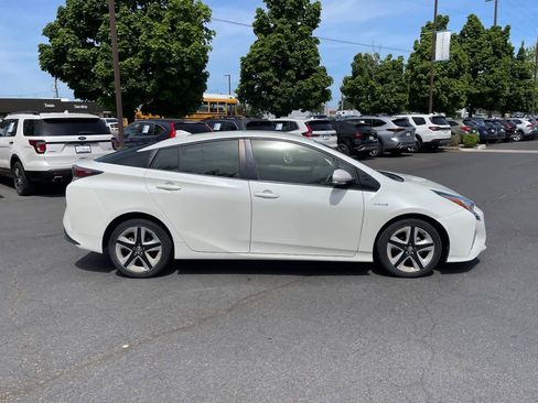 Used 2016 Toyota Prius Three Touring FWD image 6