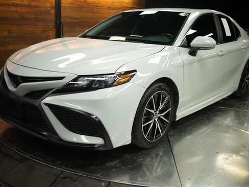 Used 2023 Toyota Camry SE w/ Convenience Package FWD image 2