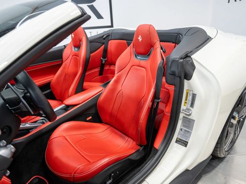 Used 2019 Ferrari Portofino image 3