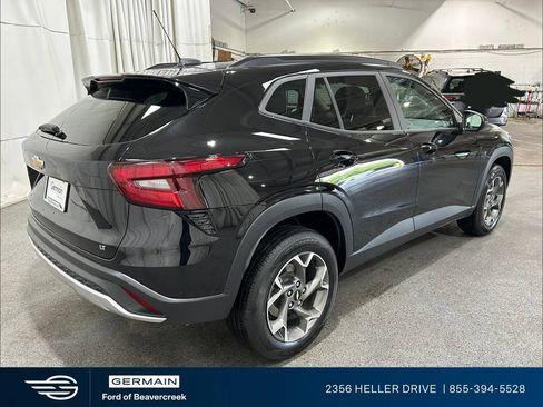 Used 2025 Chevrolet Trax LT FWD image 8