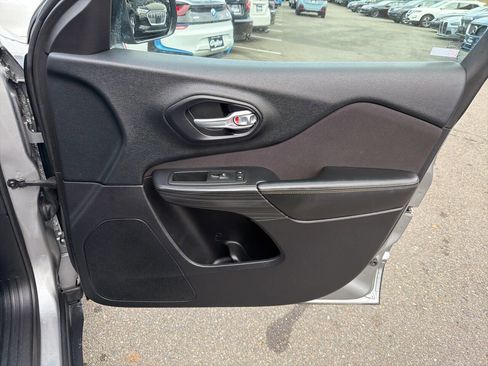 Used 2016 Jeep Cherokee Sport image 20