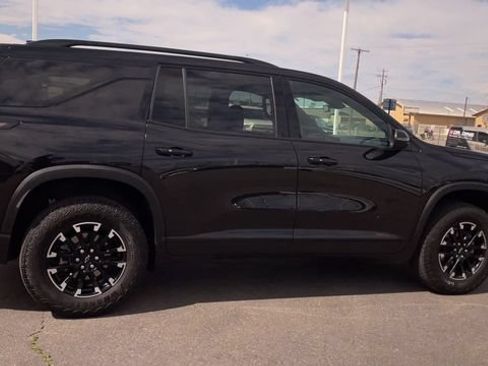 Used 2025 Chevrolet Traverse Z71 AWD/4WD image 2