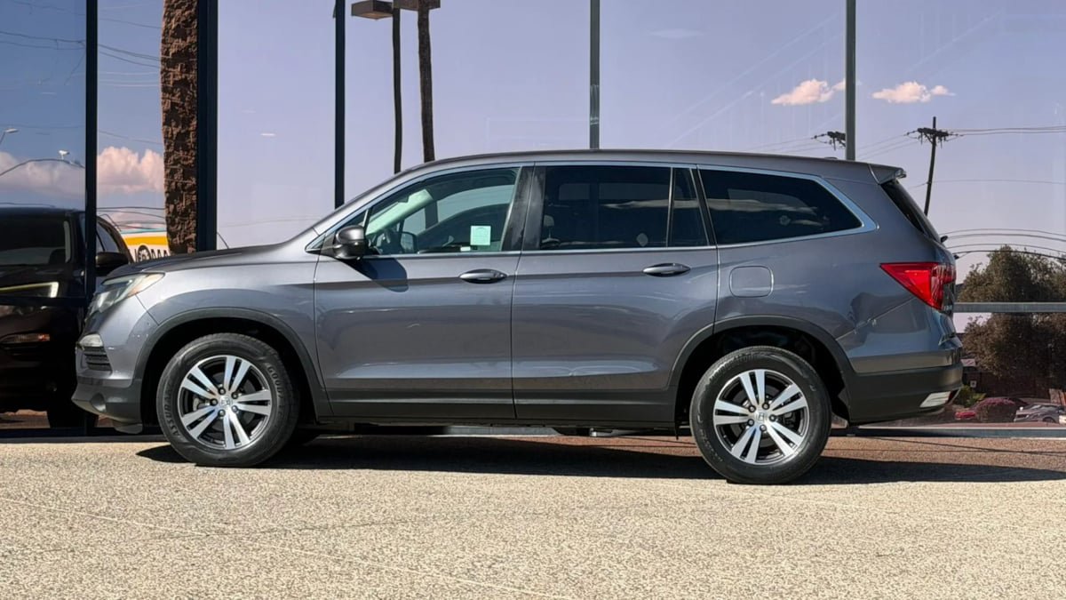 Used 2017 Honda Pilot EX image 5