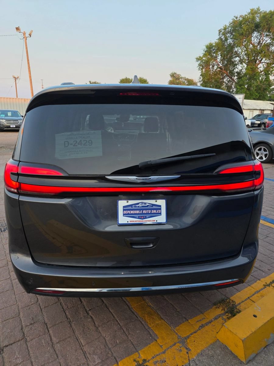 Used 2022 Chrysler Pacifica Limited AWD/4WD image 6