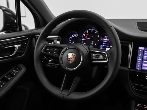 Certified 2025 Porsche Macan image 28