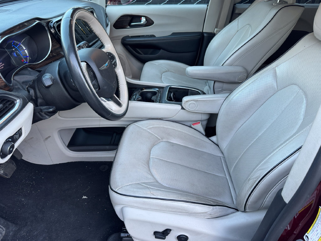 Used 2021 Chrysler Pacifica Limited w/ Uconnect Theater Family Group FWD image 11