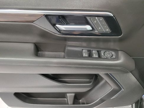 Used 2025 Chevrolet Suburban Z71 image 27