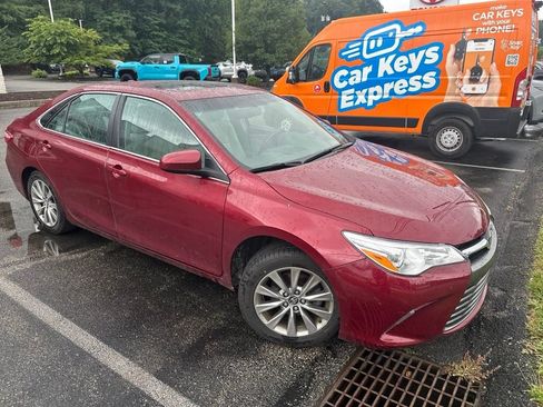 Used 2017 Toyota Camry XLE FWD image 2